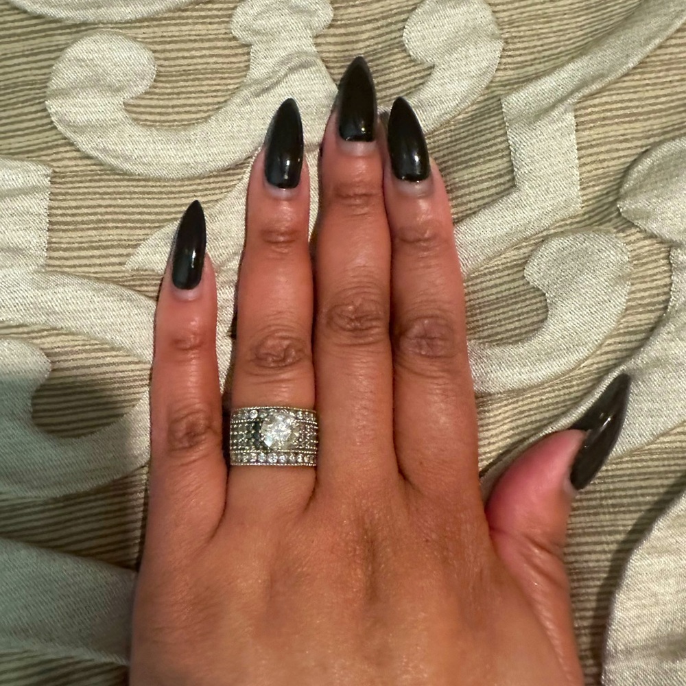 DIAMOND HAS A SMALL CHIP WITH ON THE SIDE. NOT NOTICEABLE.